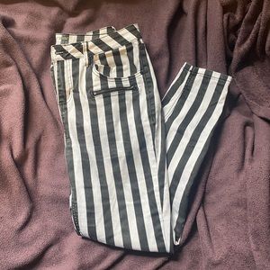 HOT TOPIC high waisted jeans